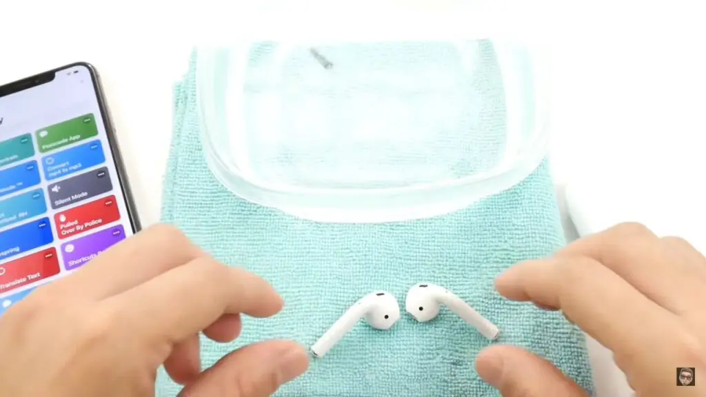 tutorial of cleaning airpods
